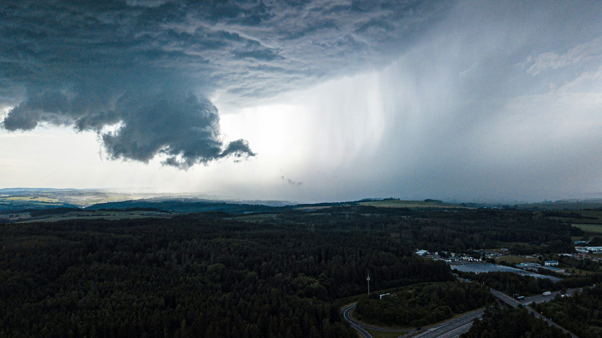 Eine schwere Unwetterfront mit Gewitter-Superzellen zieht über Thüringen hinweg. In Köln und der Region wird bis zum frühen Mittwochmorgen vor heftigen Unwettern gewarnt. In Teilen Deutschlands wurden mehr als 10.000 Blitze gemessen.
