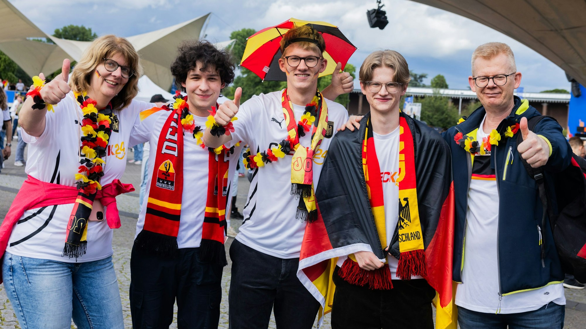 Köln ist schwarz-rot-gold: Diese Fangruppe hat sich auch ohne aktuelles EM-Trikot vorbildlich aufs Public Viewing vorbereitet.