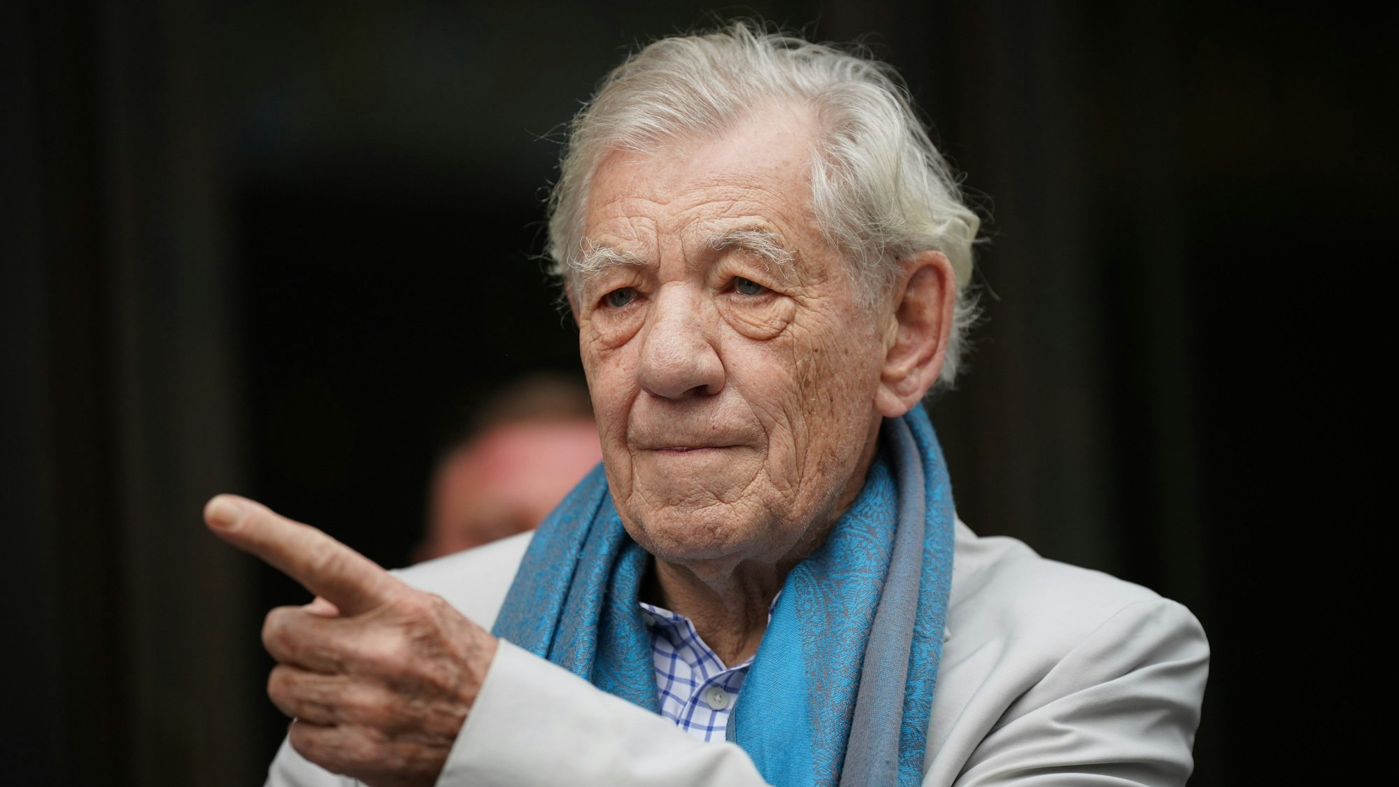 Der britische Schauspieler Ian McKellen ist bei einer Theatervorführung von der Bühne gestürzt.