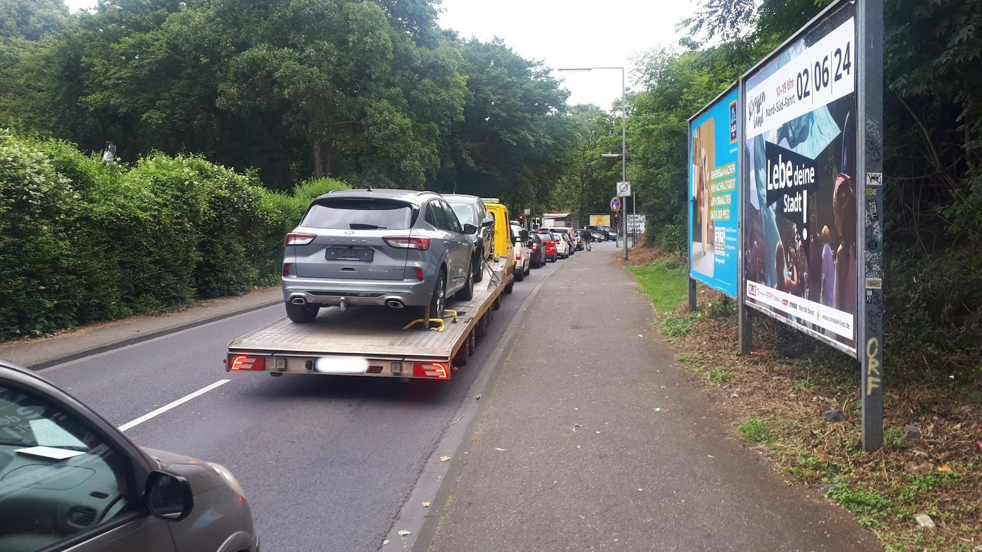 Alltag an der Escher Straße: Der Rückstau von der Einmündung Innere Kanalstraße reicht weit zurück, zu Spitzenzeiten sogar in die Wohnsiedlung.
