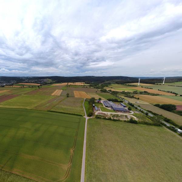Luftbild mit Äckern, Wiesen und einem Reiterhof.