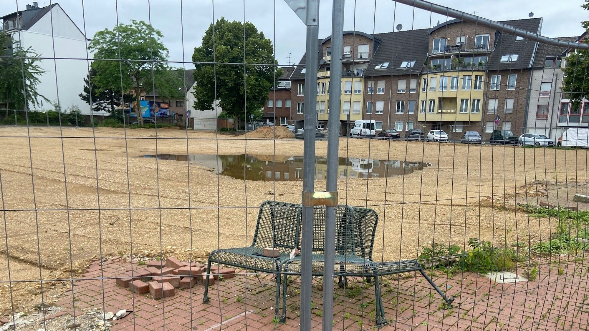 Auf dem Bild ist das abgesperrte Baugelände des Parkhauses zu sehen.