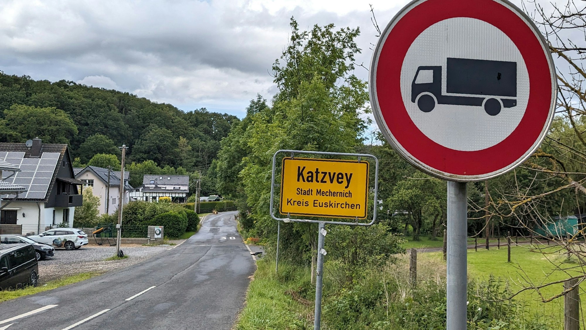 Vor dem Ortseingangsschild von Katzvey ist ein Verbotsschild für den Schwerlastverkehr zu sehen.