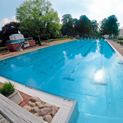 Zu sehen ist das Brühler Freibad.