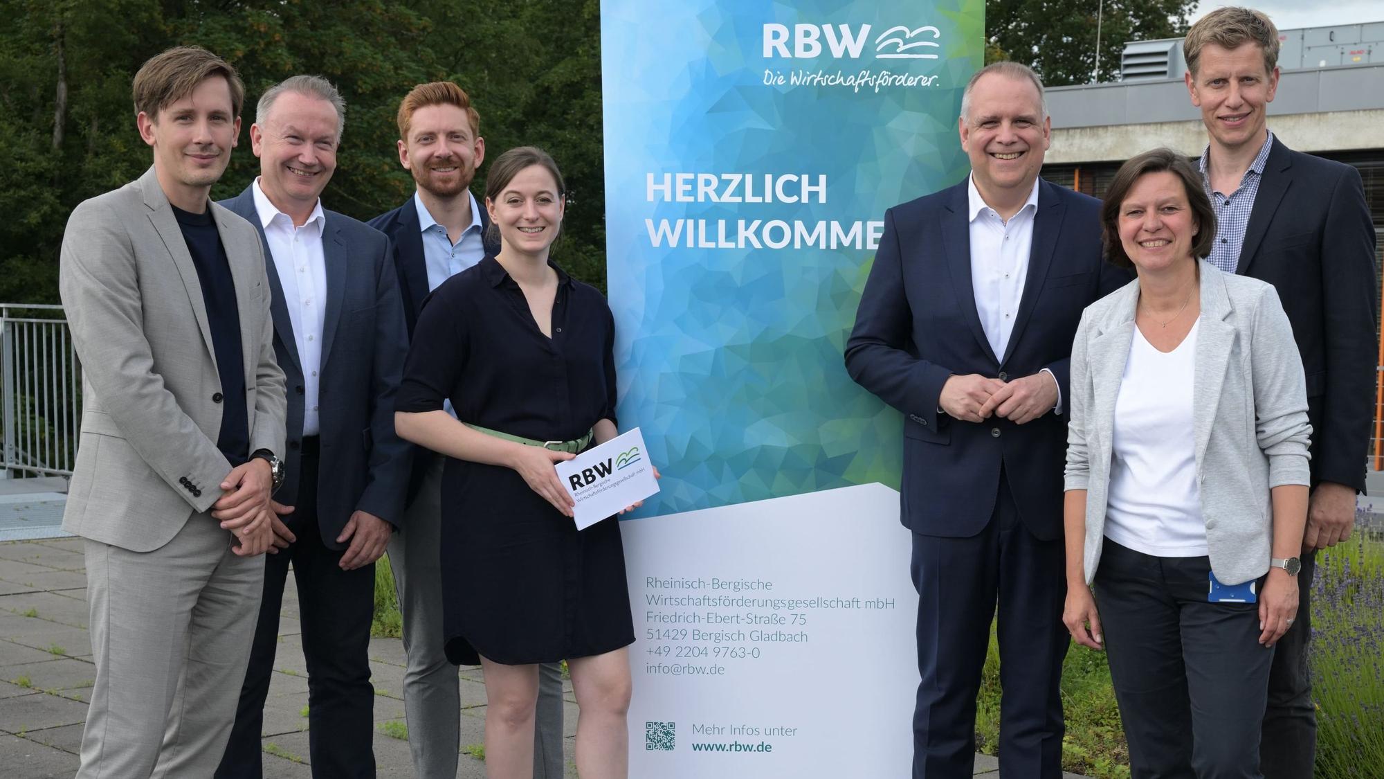 Volker Suermann (3.v.r.) steht neben Bastian Halecker (2.v.r.), Marc Urban (l.) und Marko Steinbach (3.v.l.).
