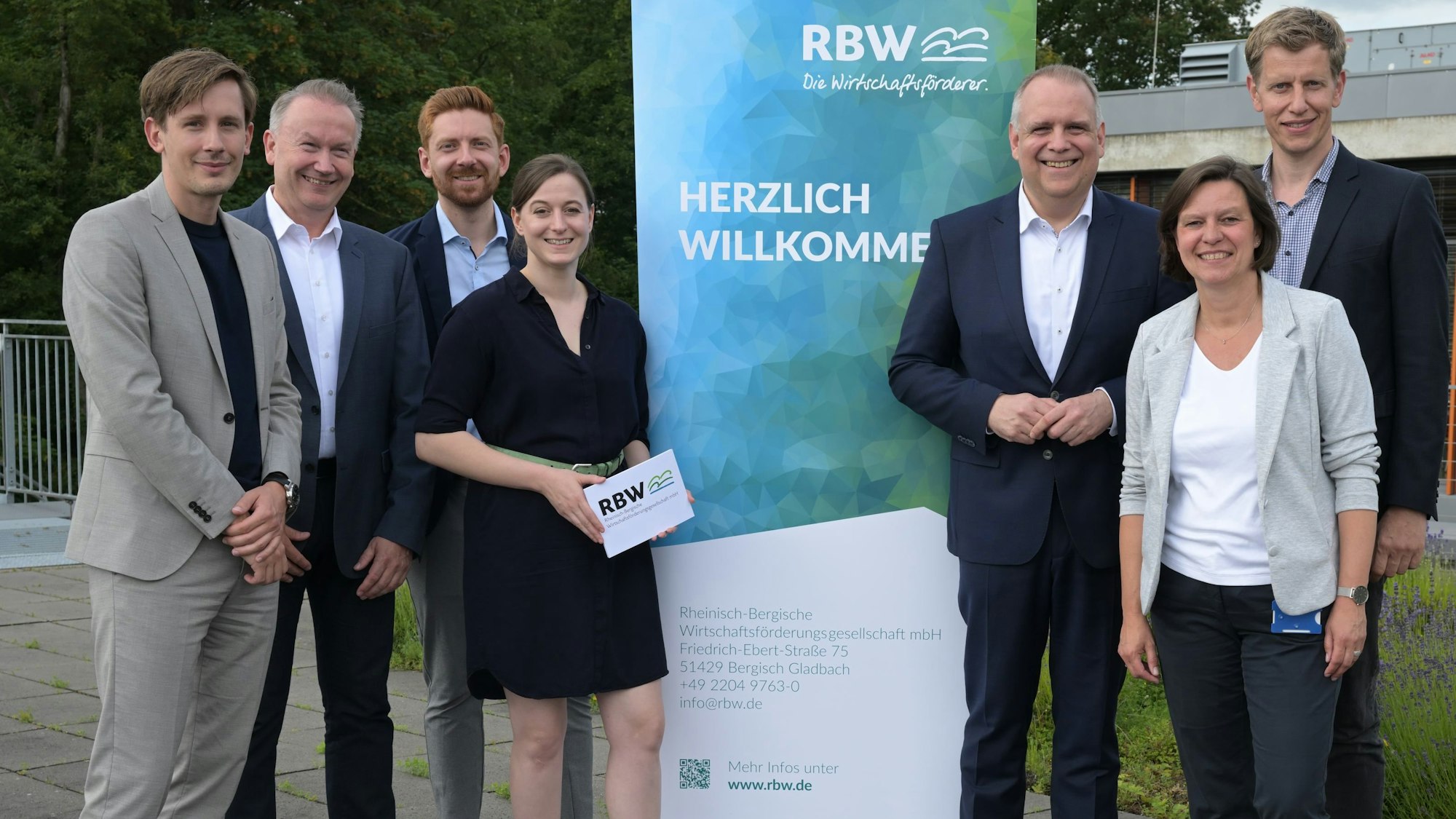 Volker Suermann (3.v.r.) steht neben Bastian Halecker (2.v.r.), Marc Urban (l.) und Marko Steinbach (3.v.l.).