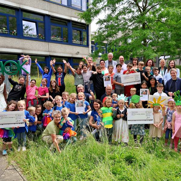 Die Kinder der prämierten Einrichtungen, ihre Begleiter, die Veranstalter und Juroren sowie die Festgäste haben sich zum Gruppenfoto am Gebäude der GGS Nordstadt in Euskirchener zusammengestellt.