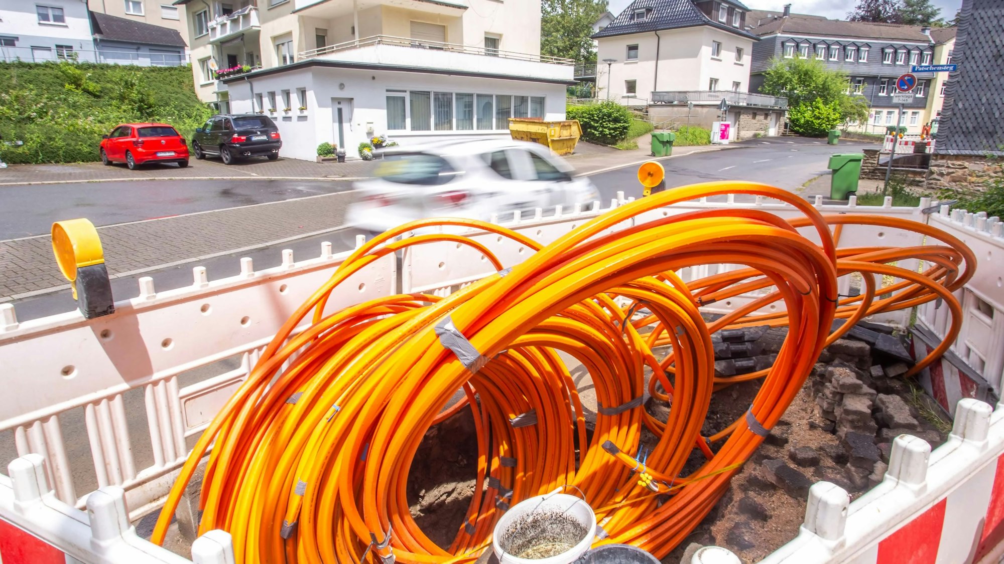 An der Vennstraße in der Mitte der Stadt Waldbröl hat das Unternehmen „Unsere Grüne Glasfaser“ (UGG) mit dem Ausbau des Breitbandinternets begonnen. Von dort will sich UGG in zwei, spätestens drei Jahren in die Ortschaften vorwärtsarbeiten.