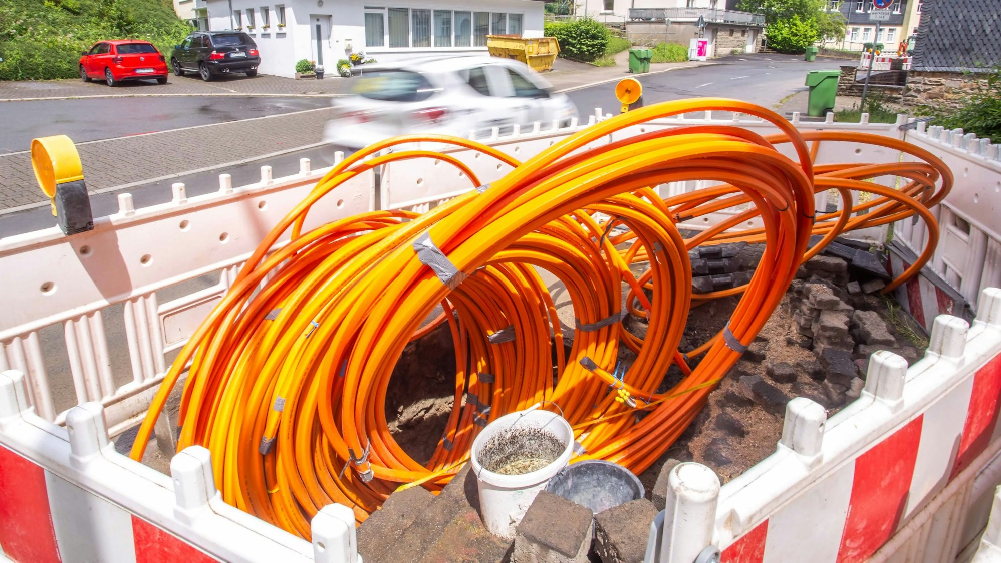 Seit dem vergangenen Juni arbeitet sich das Telekommunikationsunternehmen „Unsere Grüne Glasfaser“ durch die Stadt Waldbröl, jetzt ist dort die Kaiserstraße dran. Hier eine frühere Baustelle an der Vennstraße.