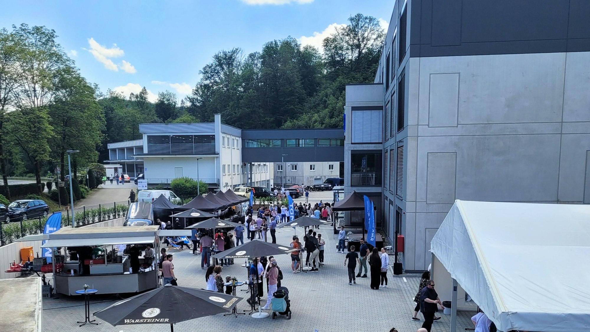 Strahlender Sonnenschein zum Sommerfest bei MDT technologies im oberbergischen Engelskirchen: Am 8. Juni 2024 besuchte der Engelskirchener Bürgermeister Dr. Gero Karthaus den heimischen Hersteller für KNX-Gebäudeautomation, um den Bezug des 5.000qm großen Neubaus, das 40-jährige Firmenjubiläum und die Unternehmenserweiterung um die Marke Tense zu feiern.