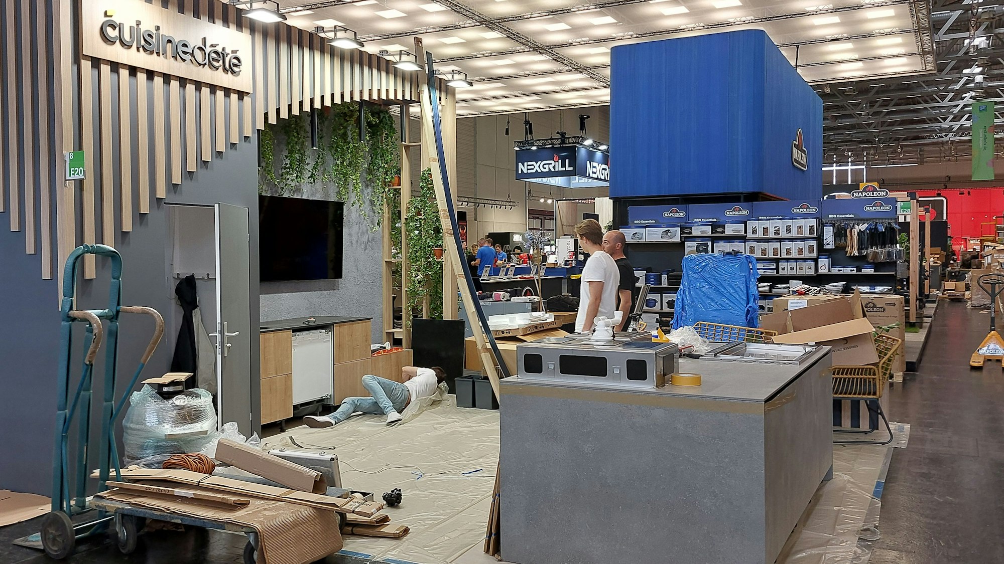 Die letzten Schrauben werden gesetzt.