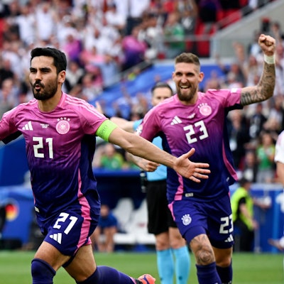 Deutschlands Ilkay Gündogan (l) jubelt nach seinem Tor zum 2:0 mit seinem Teamgefährten Robert Andrich.