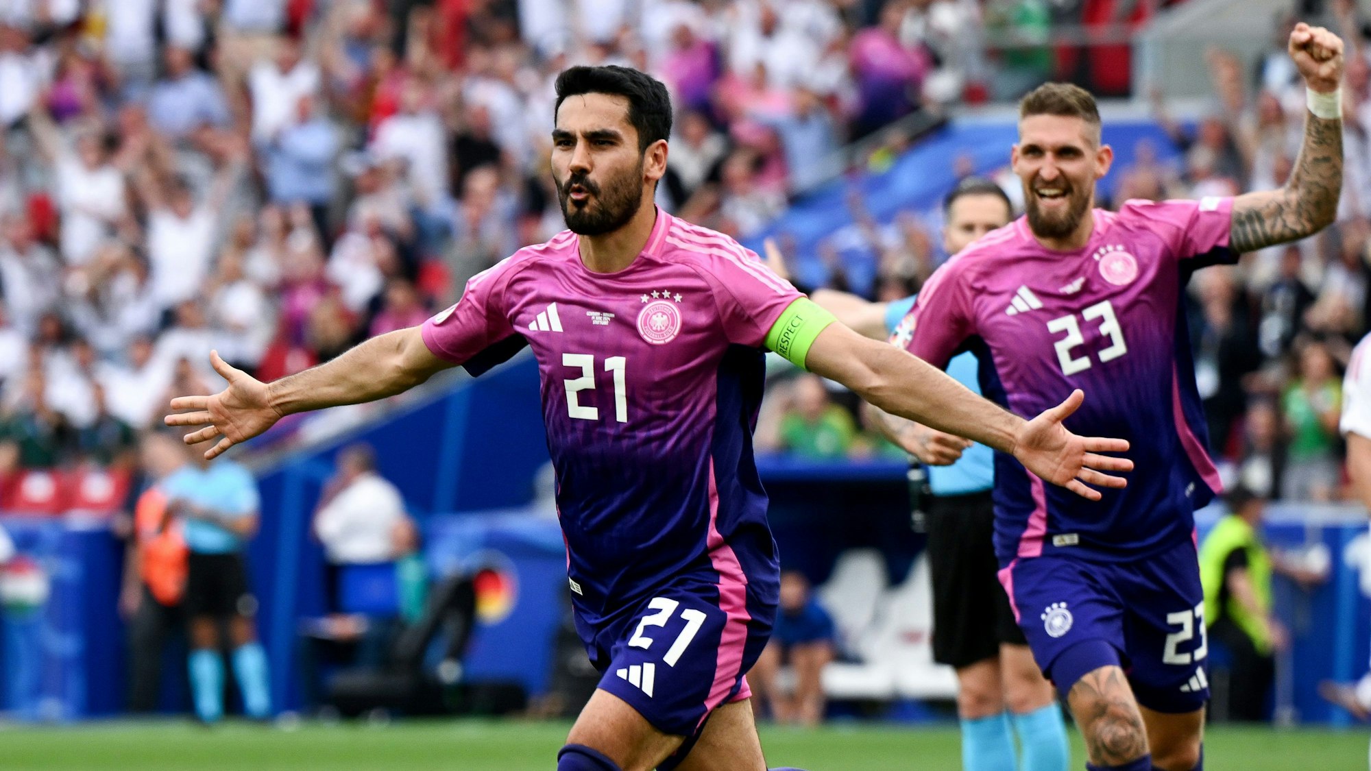 Deutschlands Ilkay Gündogan (l) jubelt nach seinem Tor zum 2:0 mit seinem Teamgefährten Robert Andrich.