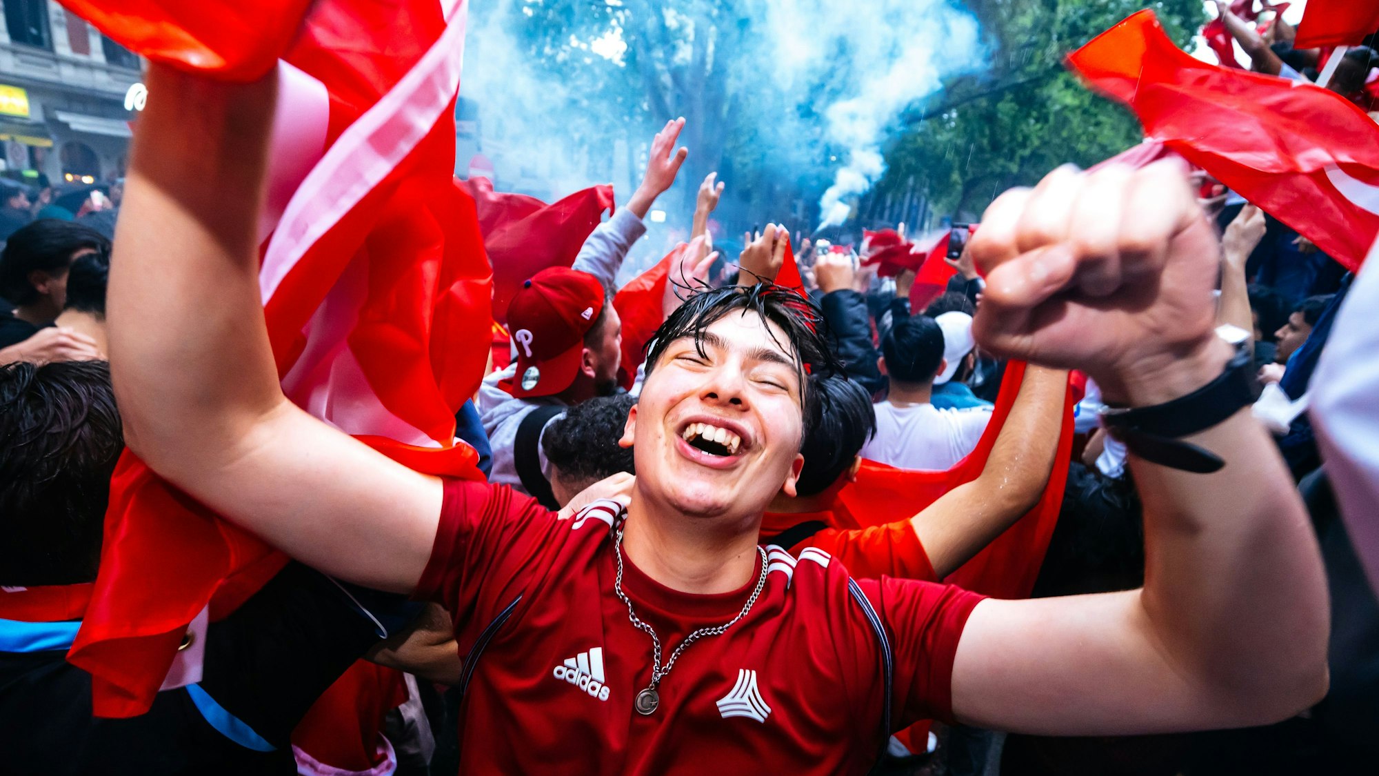 Kölner Türken auf den Ringen nach dem Spiel gegen Georgien.
