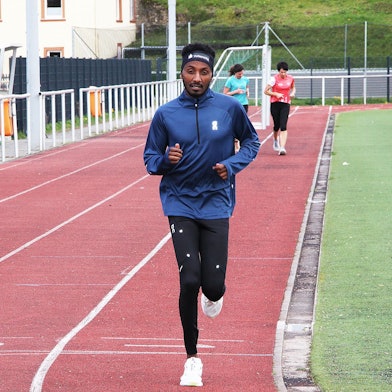 Samuel Fitwi beim Training: Er läuft über eine Tartanbahn.