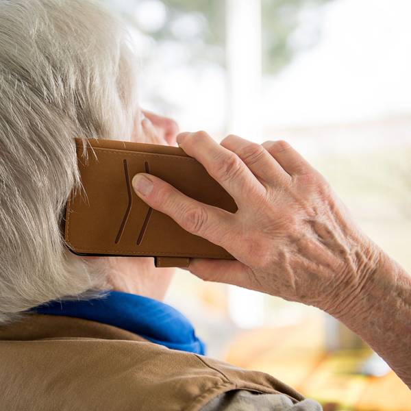 Seniorin mit Telefon