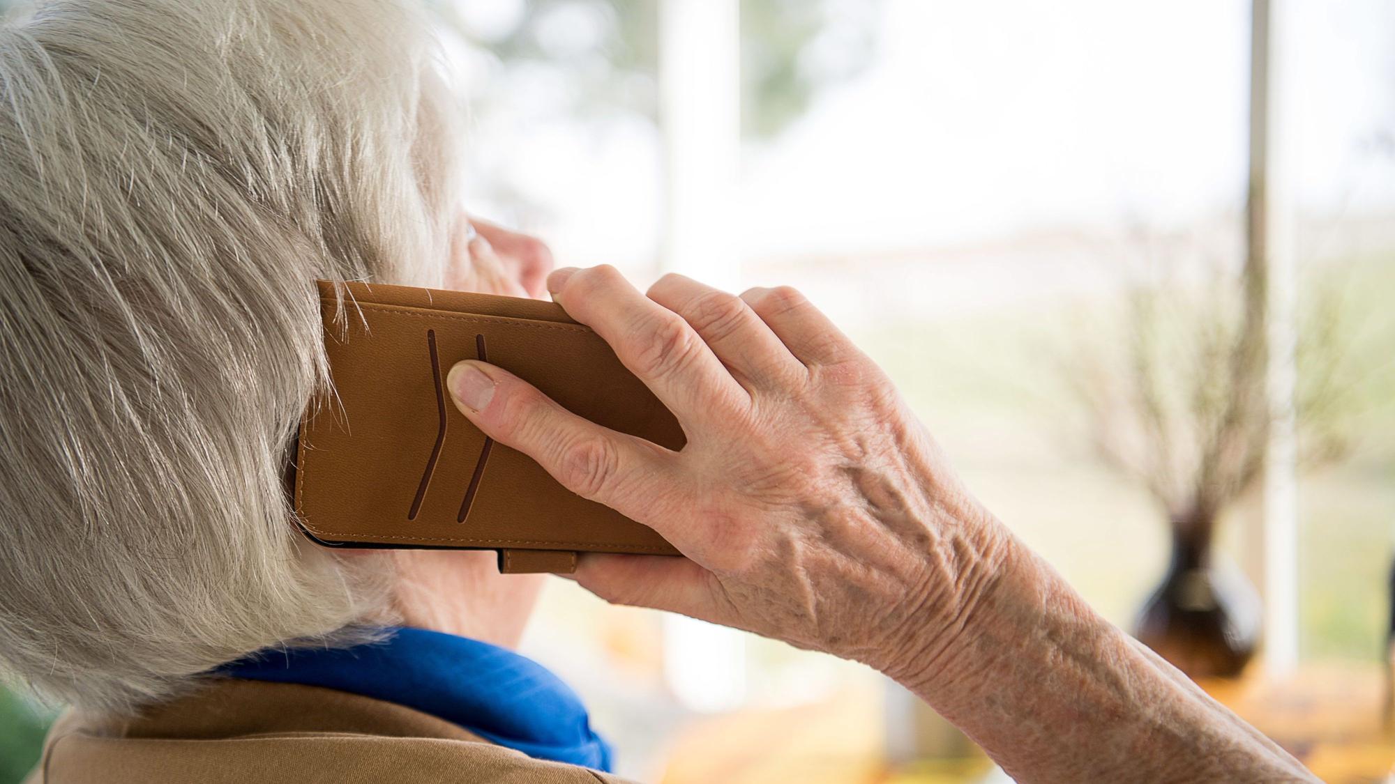 Seniorin mit Telefon
