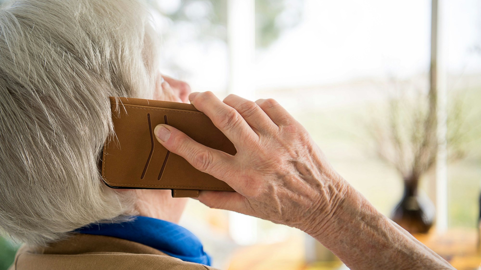 Seniorin mit Telefon