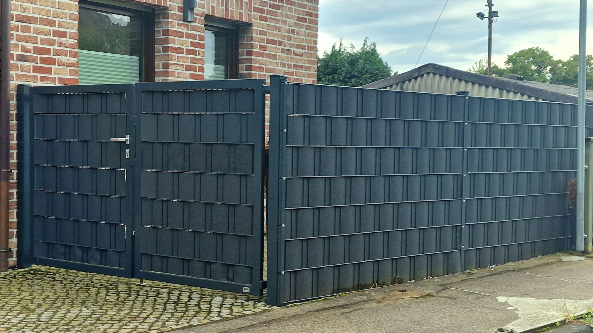 Solch ein Sichtschutz aus Kunsstoff ist in Wachtberg nicht erwünscht.