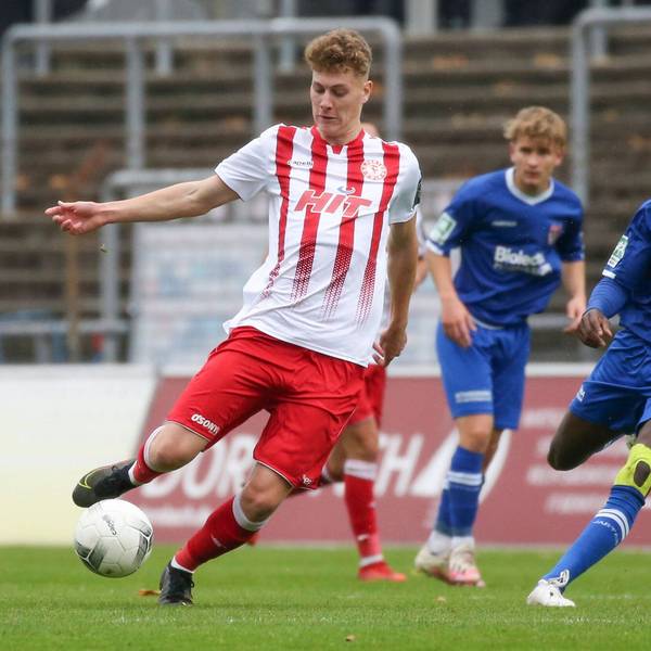 Koeln, Deutschland, 30.10.2021: Seymour Fünger SC Fortuna Köln und Charles Atsina KFC Uerdingen im Zweikampf, beim Spiel der Regionalliga West zwischen SC Fortuna Koeln und KFC Uerdingen im Südstadion am 30.Oktober 2021 in Koeln. *** Cologne, Germany, 30 10 2021 Seymour Fünger SC Fortuna Cologne and Charles Atsina KFC Uerdingen in a duel, during the match of the Regionalliga West between SC Fortuna Cologne and KFC Uerdingen at Südstadion on 30 October 2021 in Cologne, Germany Copyright: xOliverxKaelkex
