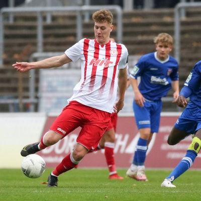 Koeln, Deutschland, 30.10.2021: Seymour Fünger SC Fortuna Köln und Charles Atsina KFC Uerdingen im Zweikampf, beim Spiel der Regionalliga West zwischen SC Fortuna Koeln und KFC Uerdingen im Südstadion am 30.Oktober 2021 in Koeln. *** Cologne, Germany, 30 10 2021 Seymour Fünger SC Fortuna Cologne and Charles Atsina KFC Uerdingen in a duel, during the match of the Regionalliga West between SC Fortuna Cologne and KFC Uerdingen at Südstadion on 30 October 2021 in Cologne, Germany Copyright: xOliverxKaelkex