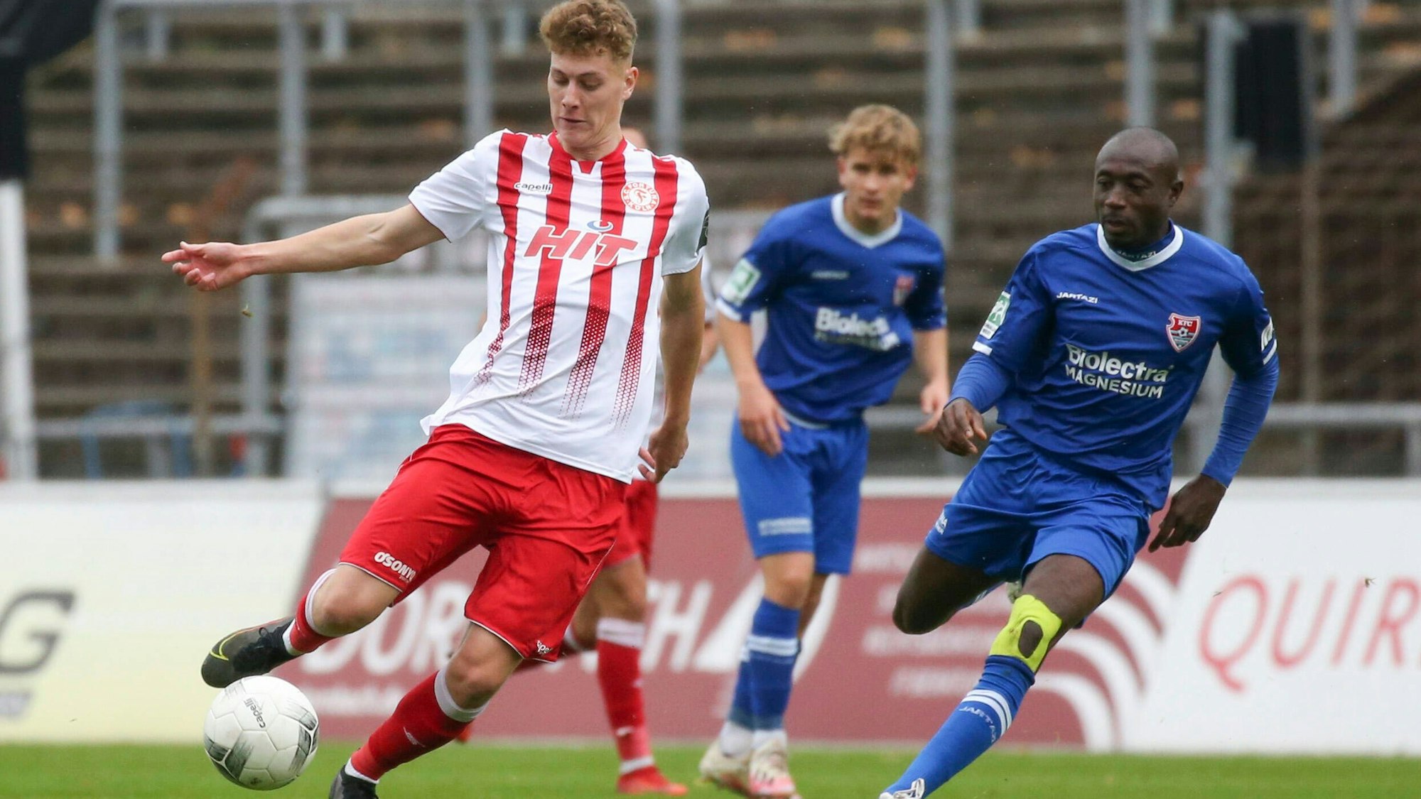 Koeln, Deutschland, 30.10.2021: Seymour Fünger SC Fortuna Köln und Charles Atsina KFC Uerdingen im Zweikampf, beim Spiel der Regionalliga West zwischen SC Fortuna Koeln und KFC Uerdingen im Südstadion am 30.Oktober 2021 in Koeln. *** Cologne, Germany, 30 10 2021 Seymour Fünger SC Fortuna Cologne and Charles Atsina KFC Uerdingen in a duel, during the match of the Regionalliga West between SC Fortuna Cologne and KFC Uerdingen at Südstadion on 30 October 2021 in Cologne, Germany Copyright: xOliverxKaelkex