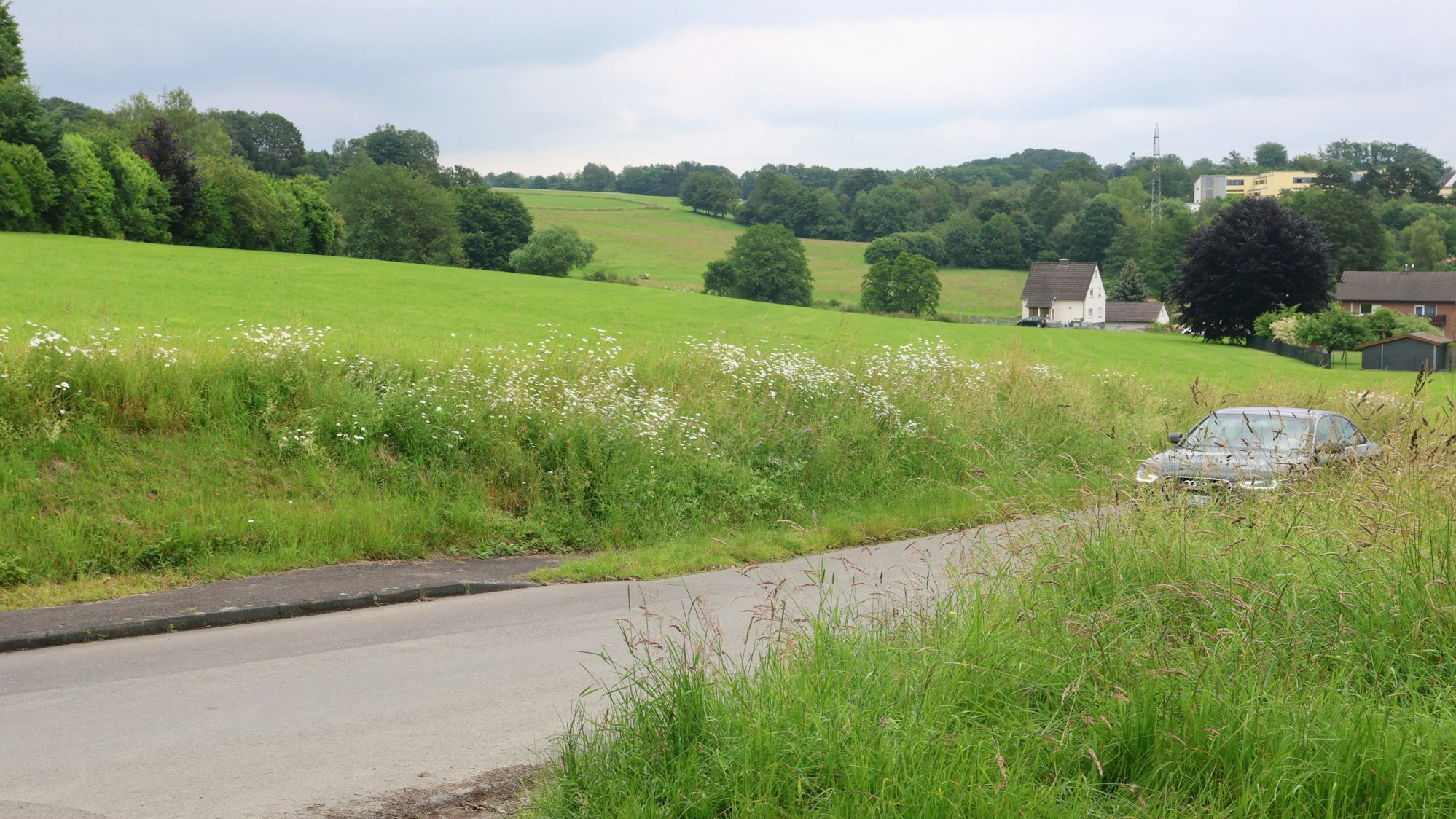 Der Verkehr soll nicht mehr durch die Mitte der Stadt Waldbröl fließen, sondern durch den Westen in der Marktstadt und dann über die Bundesstraße 478 in Richtung des Rhein-Sieg-Kreises. In Höhe der Ortschaft Bohlenhagen (im Foto) soll eine Brücke gebaut werden.
