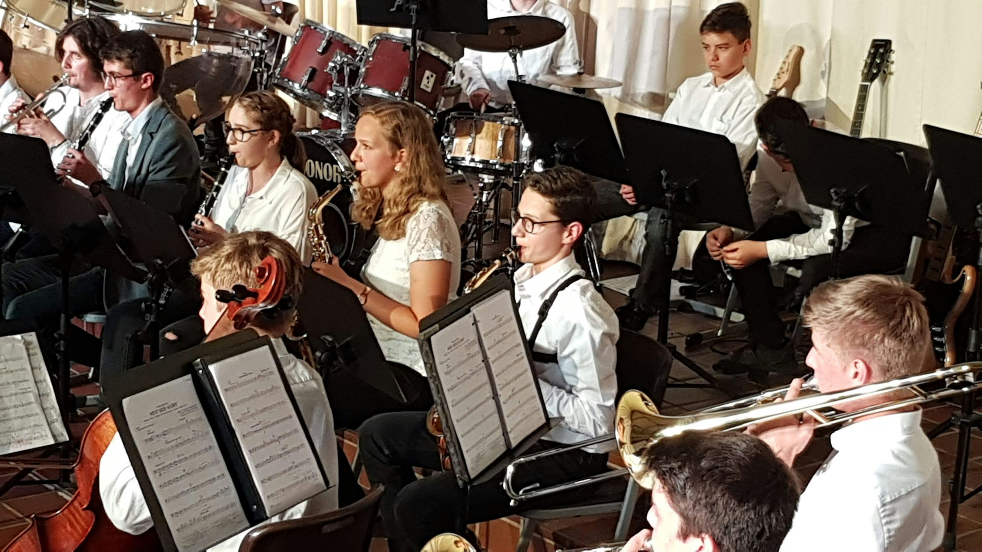 Schüler mit ihren Instrumenten bei einem Konzert.