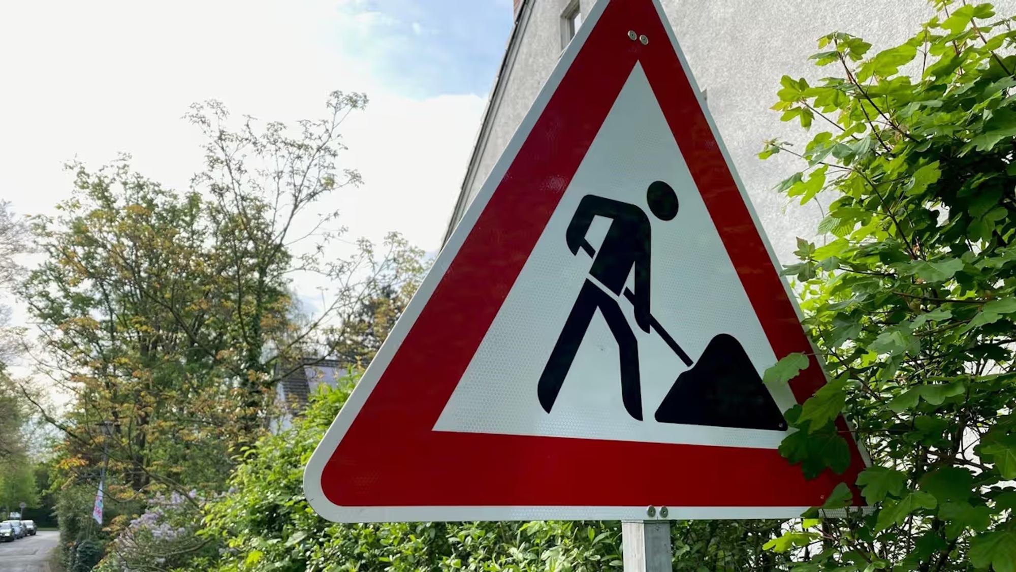 Auf dem Foto ist ein Baustellenschild zu sehen.