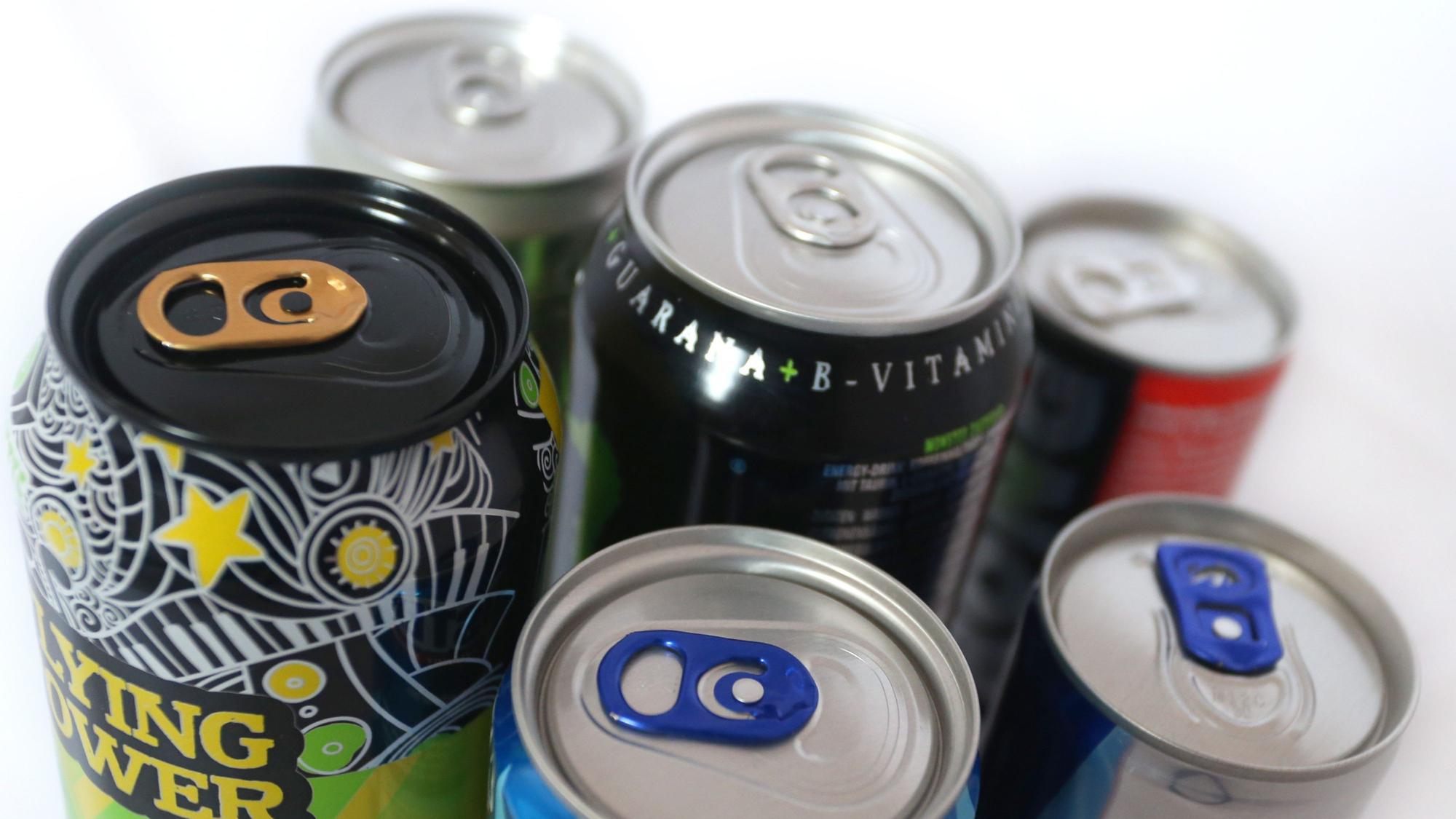 ARCHIV - 26.02.2018, Bayern, Kaufbeuren: ILLUSTRATION - Verschiedene Energy-Drinks der Discounter Aldi, Lidl und Edeka. (zu dpa: «Energydrinks, Tickets, Insolvenzen: Länder wollen Verbraucher schützen») Foto: Karl-Josef Hildenbrand/dpa +++ dpa-Bildfunk +++