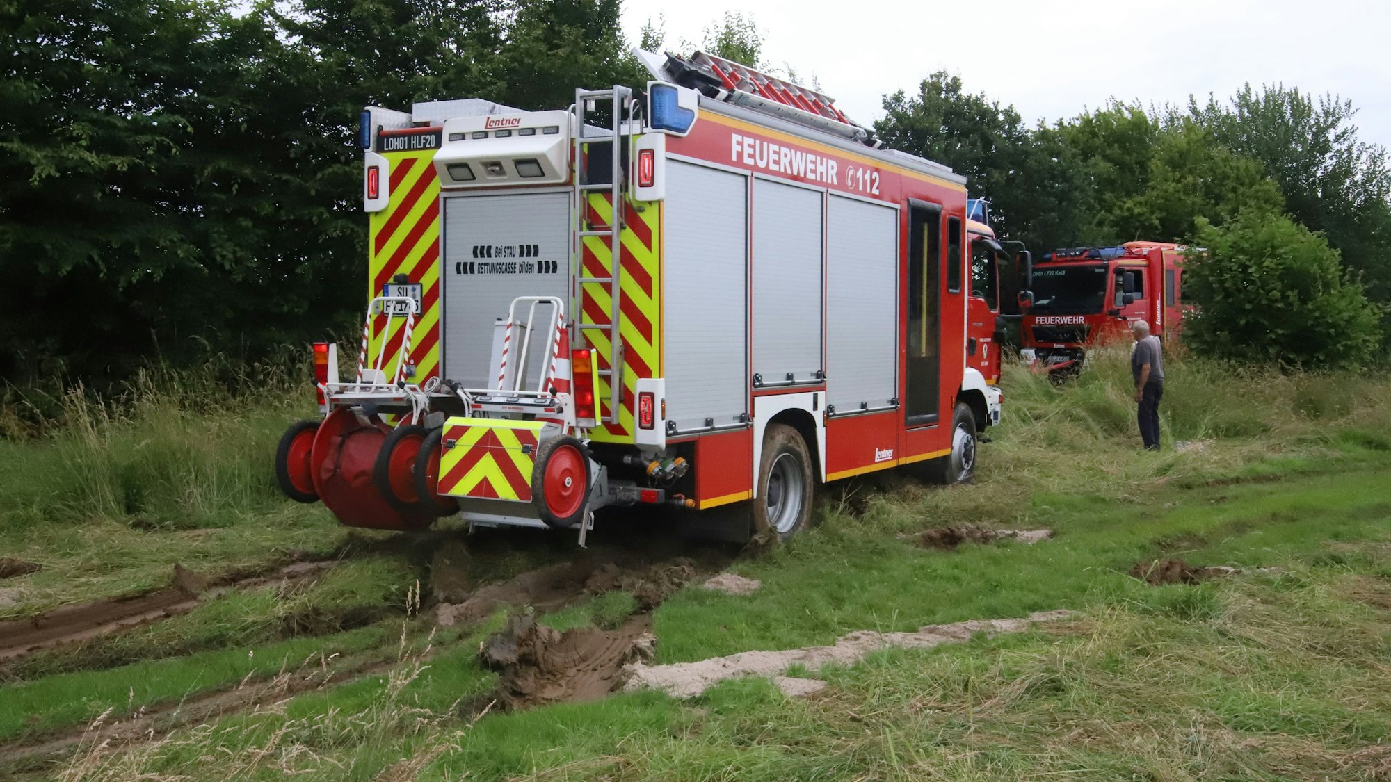 Auf dem Golfplatz Schloss Auel hat sich ein Feuerwehrauto festgefahren und musste mit einer Winde und anderen Fahrzeugen freigezogen werden.