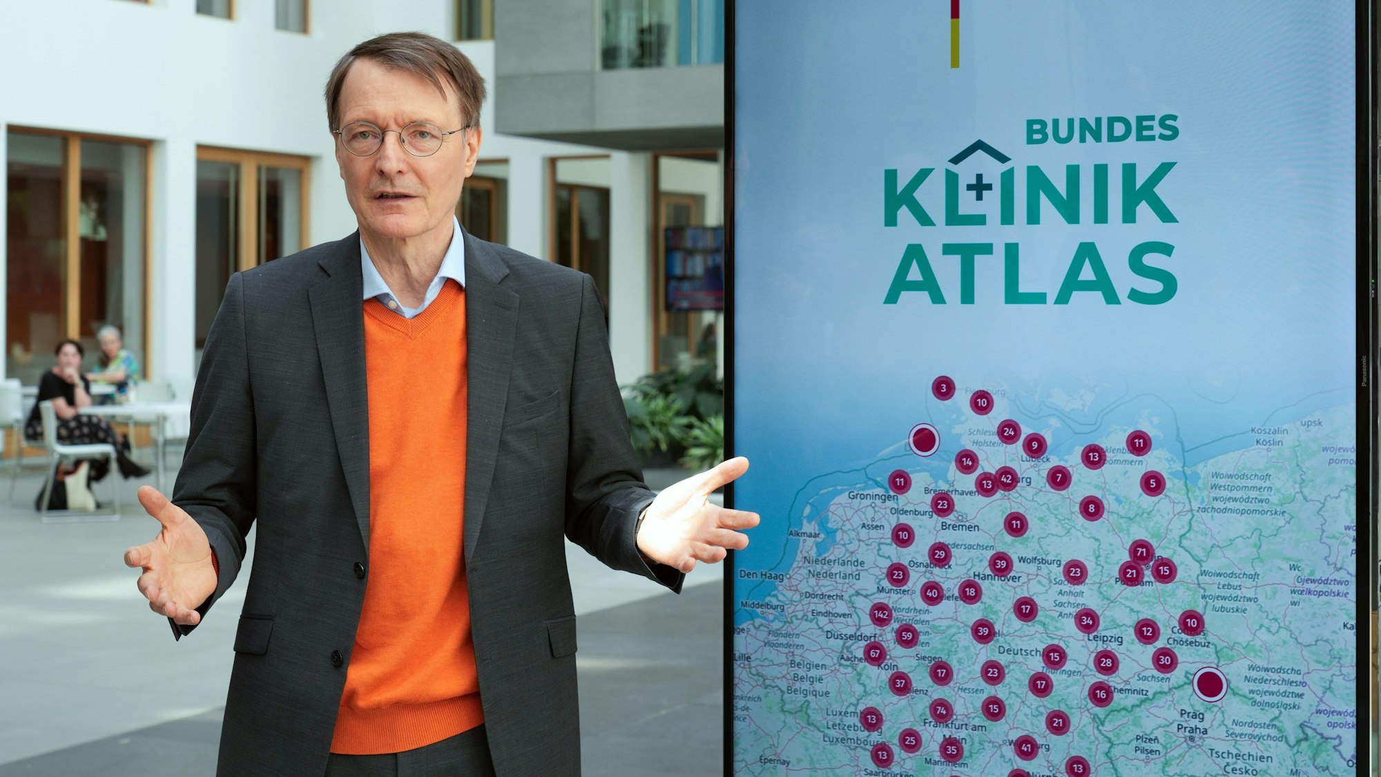 Karl Lauterbach (SPD), Bundesminister für Gesundheit, stellt vor Beginn einer Pressekonferenz den Bundes-Klinik-Atlas vor.