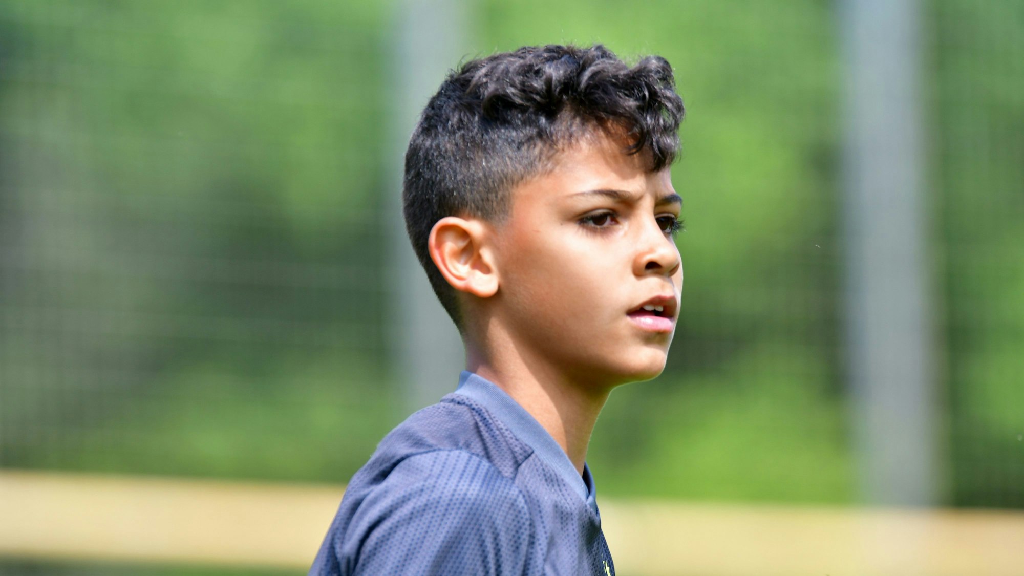 Cristiano Ronaldo Jr. steht bei einem Jugendfußballturnier, im Trikot von Juventus Turin, auf dem Platz.