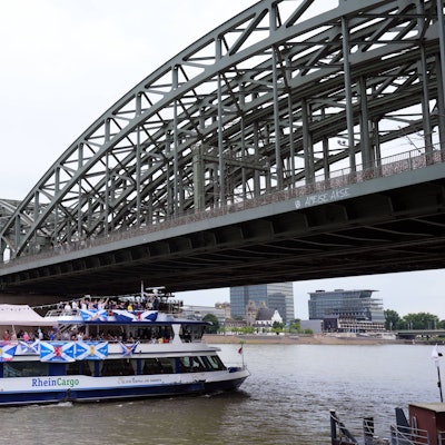 Schottische Fans bevölkern vor dem Europameisterschafts-Spiel gegen die Schweiz die Kölner Innenstadt. Eine Gruppe der „Tartan Army“ feiert auf einem Schiff auf dem Rhein.
