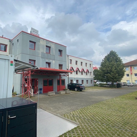 Auf dem Bild ist das ehemalige Hotel zu sehen.