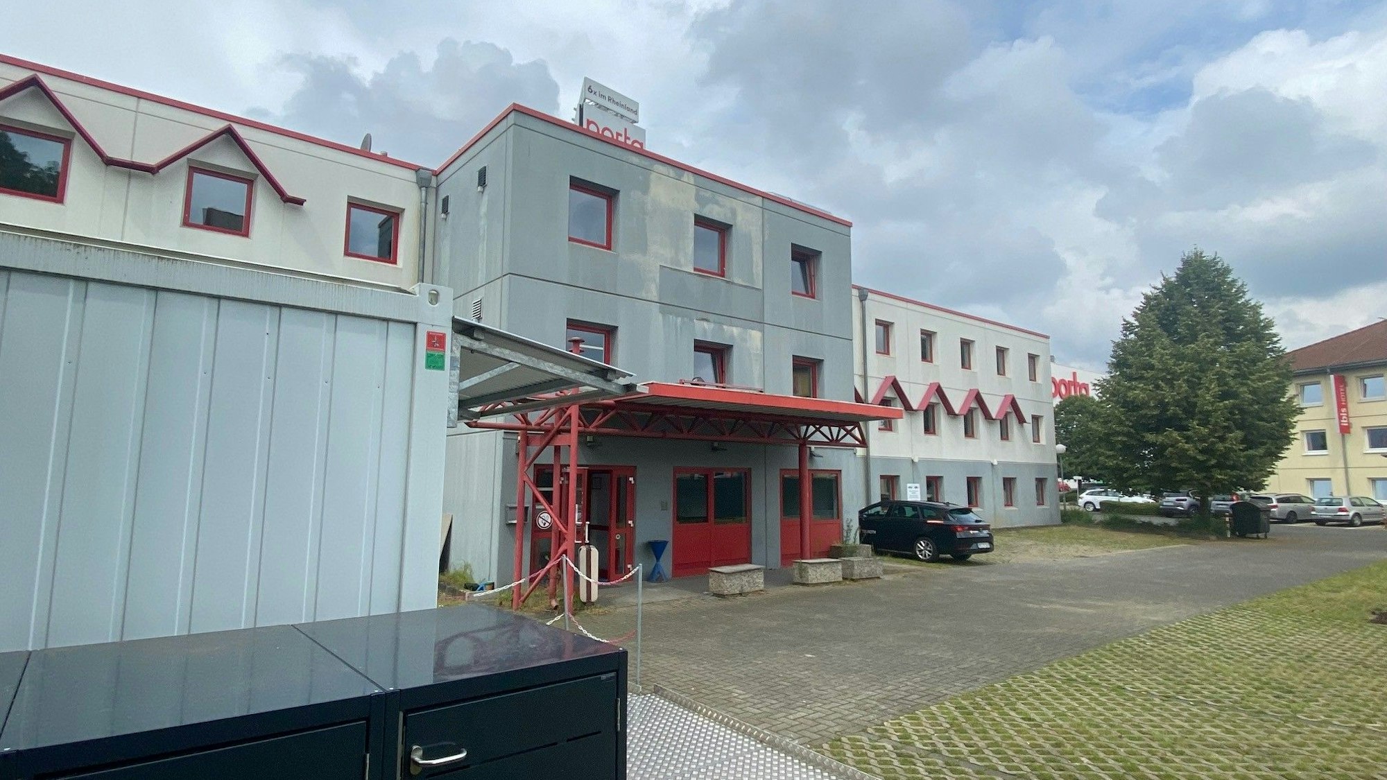 Auf dem Bild ist das ehemalige Hotel zu sehen.