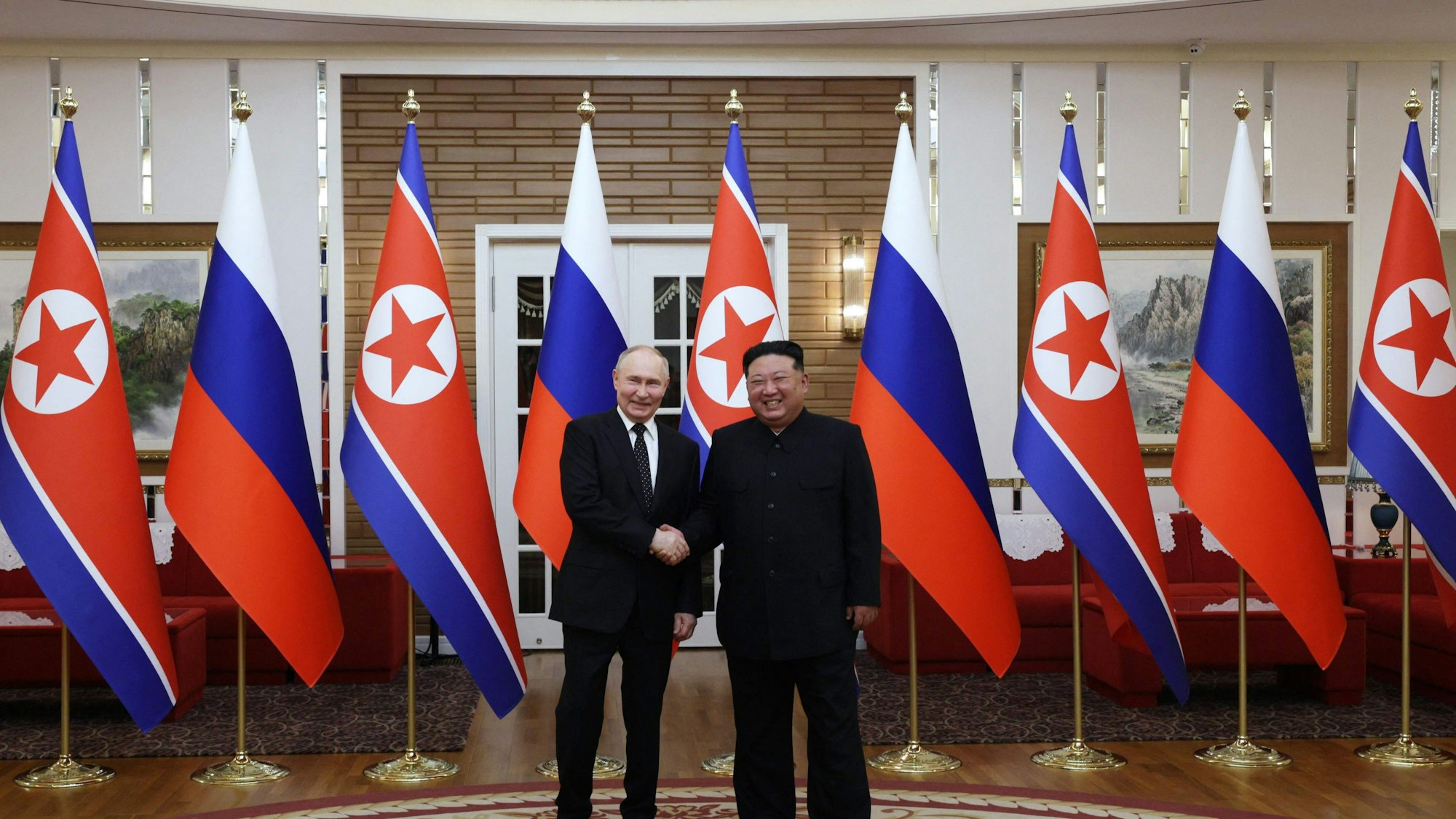 Putin und Nordkoreas Machthaber Kim Jong Un bei ihrem Treffen in Nordkorea.