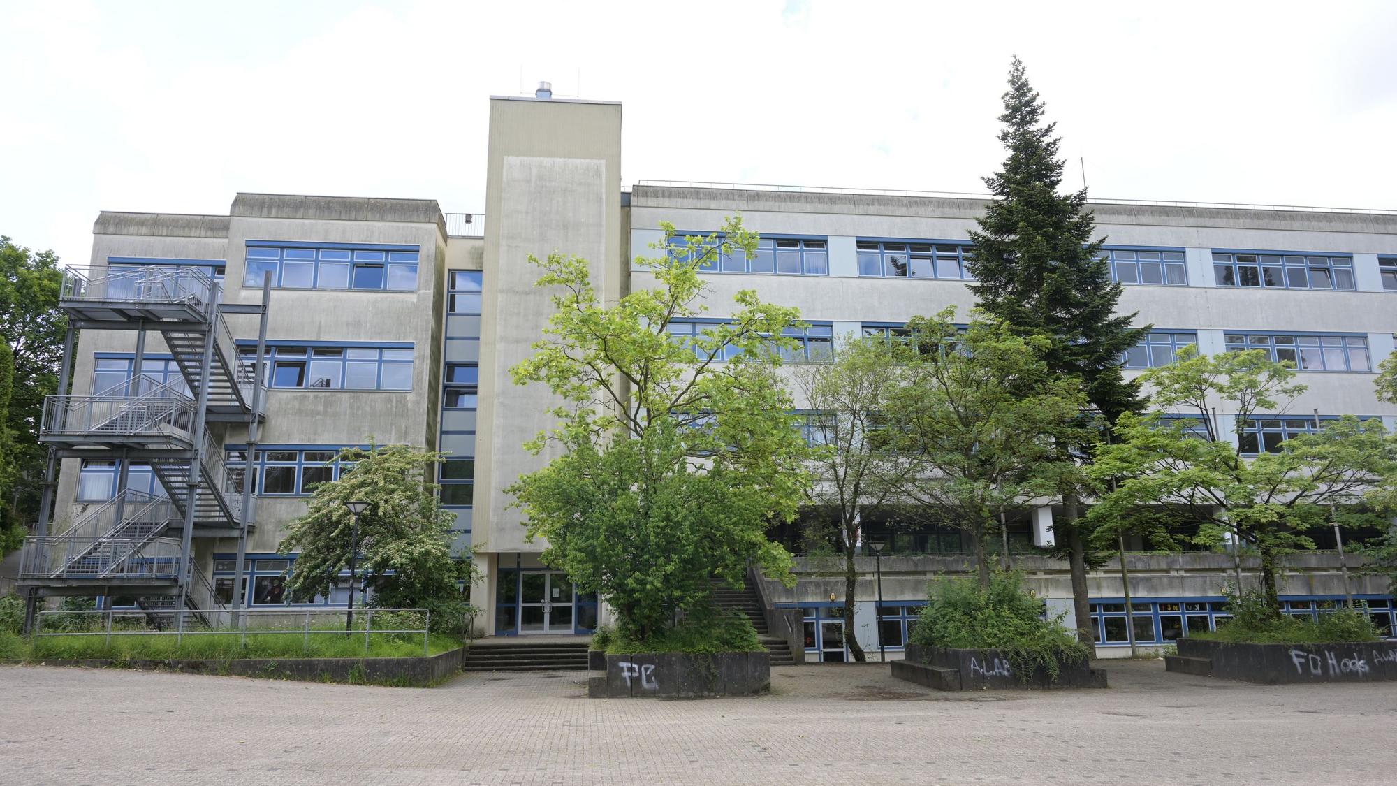 Das dreistöckige Schulgebäude von außen.