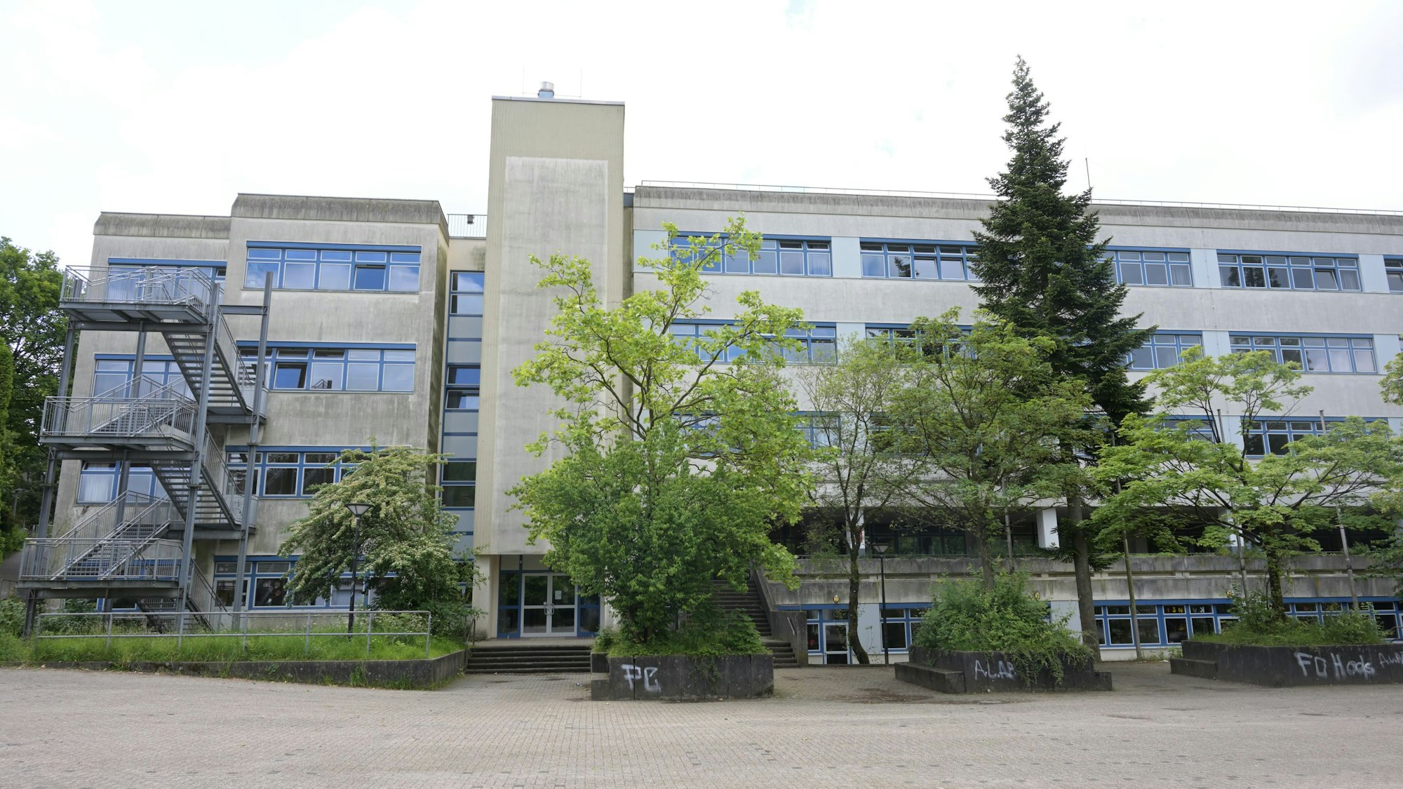 Das dreistöckige Schulgebäude von außen.