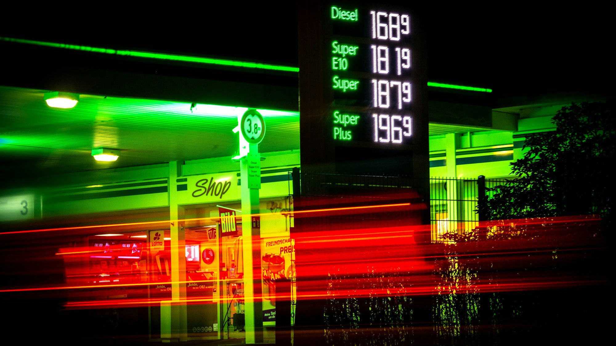 Blick auf eine Tankstelle