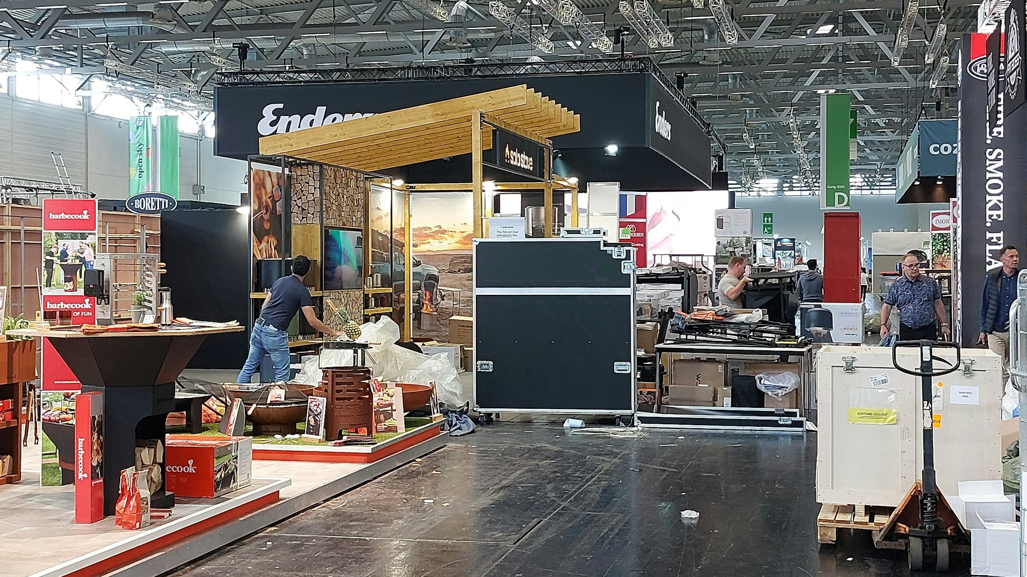 Die letzten Vorbereitungen vor der Eröffnung laufen.