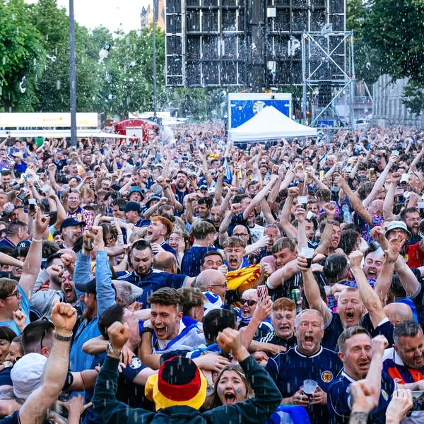 Schottische Fans feiern das 1:0 ihrer Mannschaft beim Public Viewing am Rheinufer.