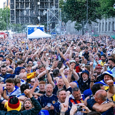Schottische Fans feiern das 1:0 ihrer Mannschaft beim Public Viewing am Rheinufer.