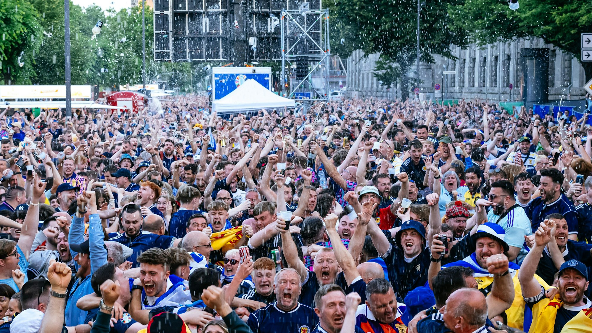 Schottische Fans feiern das 1:0 ihrer Mannschaft beim Public Viewing am Rheinufer.