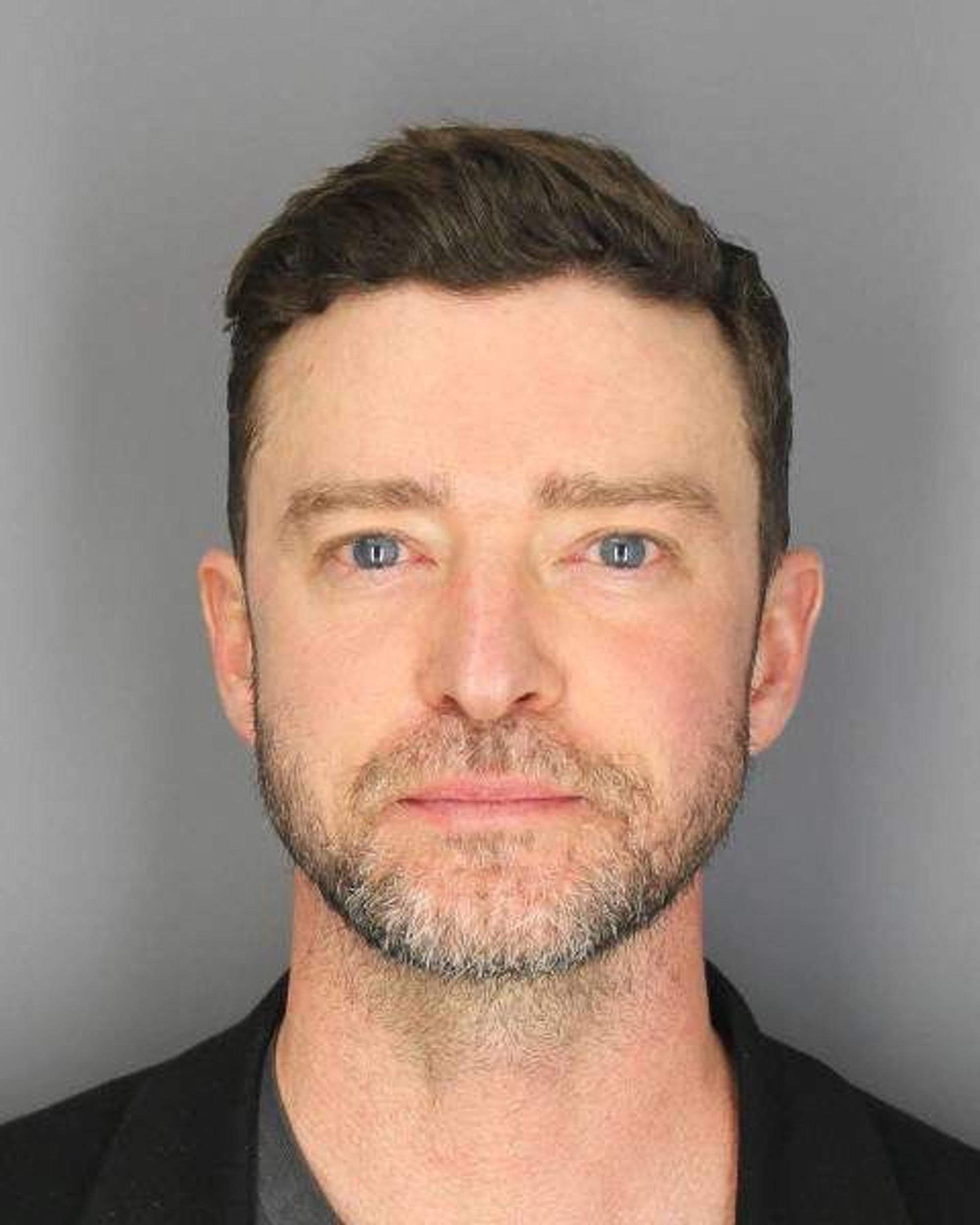 Justin Timberlake mit roten Augen auf dem Mugshot der Polizei.