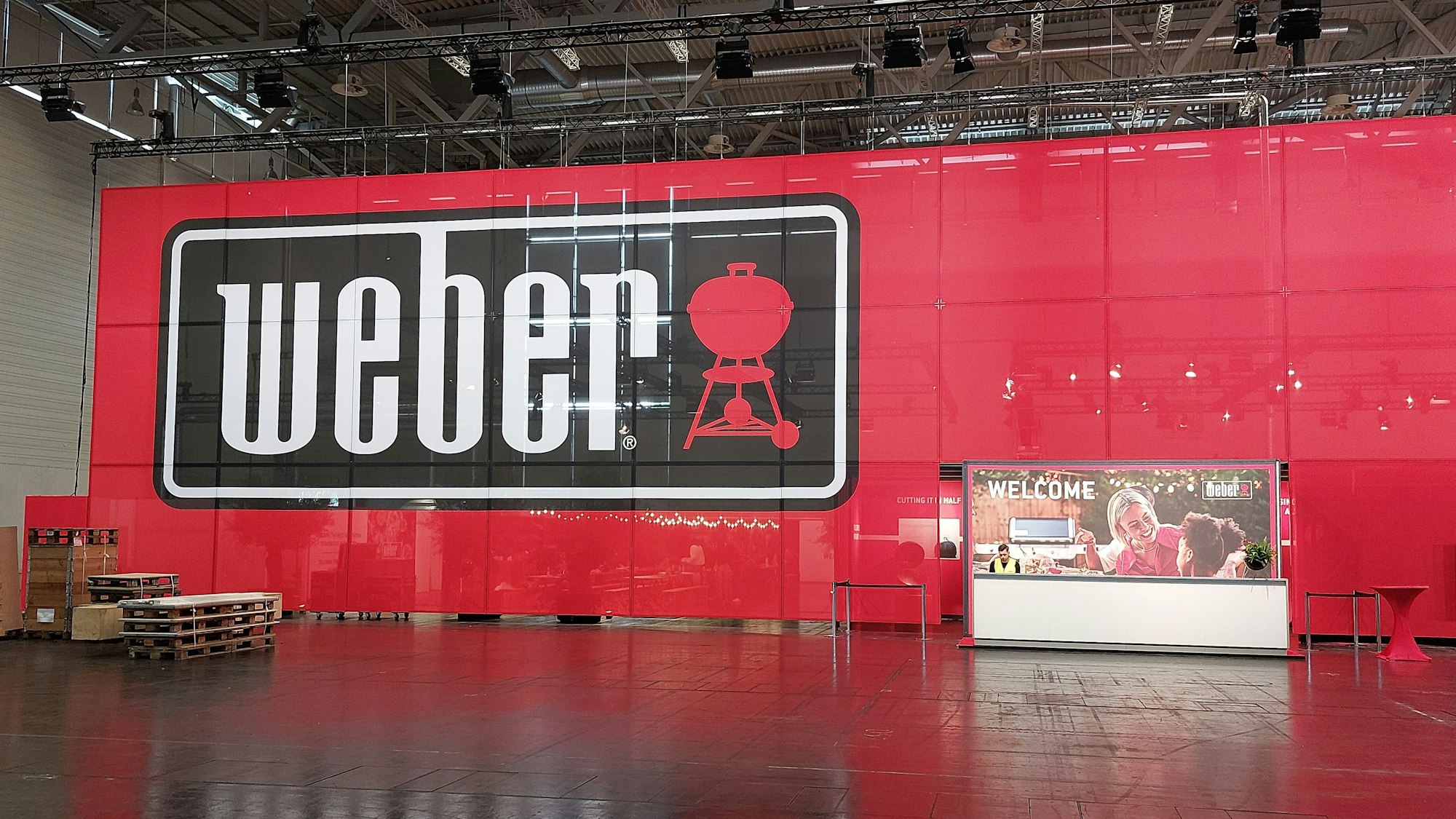 Die Grillgiganten von Weber lassen sich vor der Eröffnung nicht in die Karten schauen.