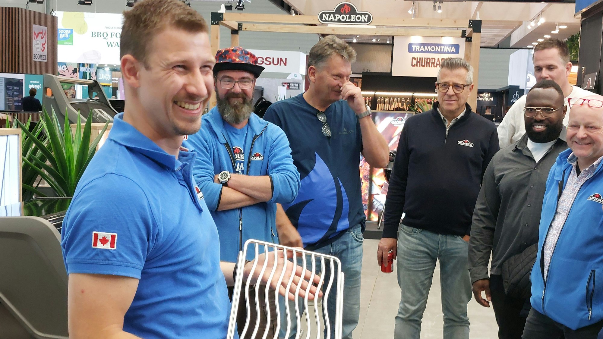 Teambesprechung: Steffen de With schwört sein Team auf die nächsten drei Tage ein.