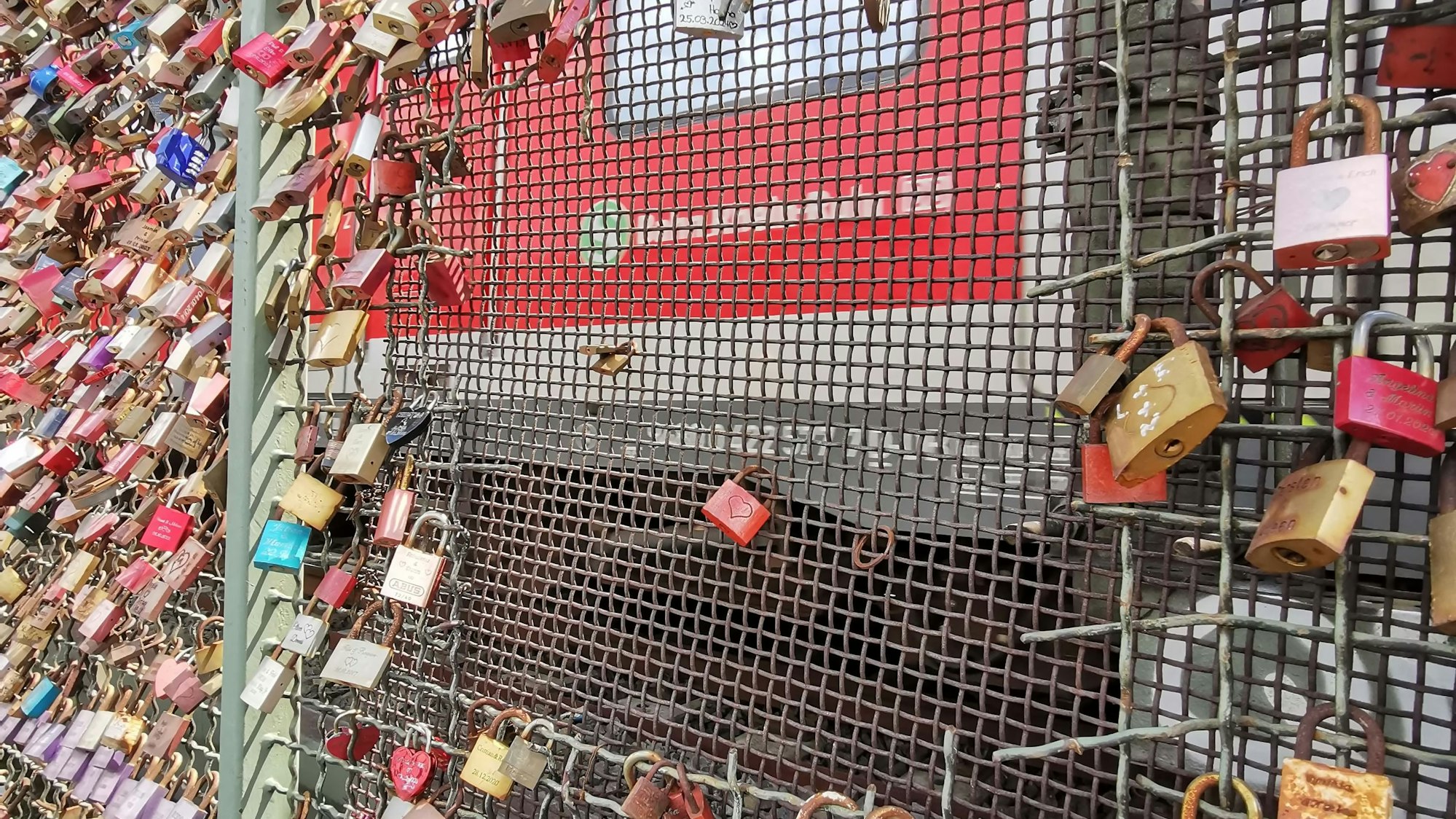 Ein Gitter hat das Loch im Zaun vergittert.