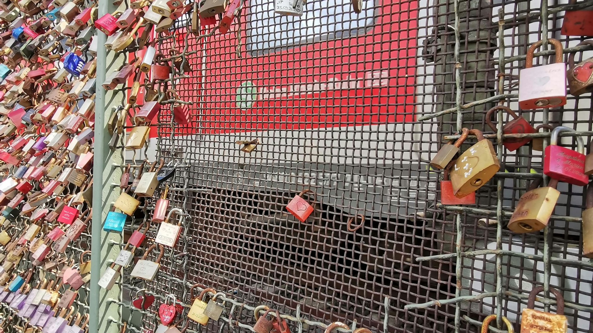 Ein Gitter hat das Loch im Zaun vergittert.