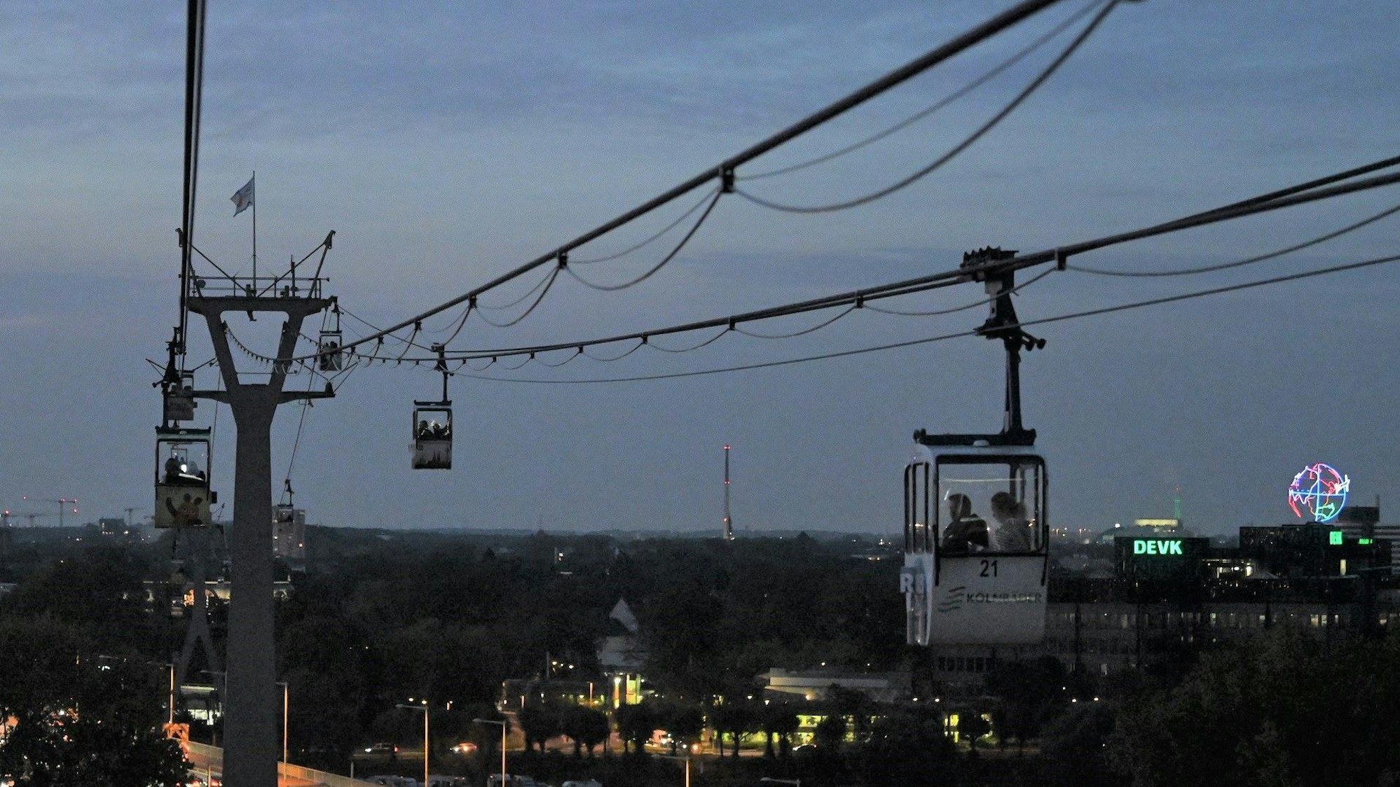 Seilbahnfahrt bei Nacht.